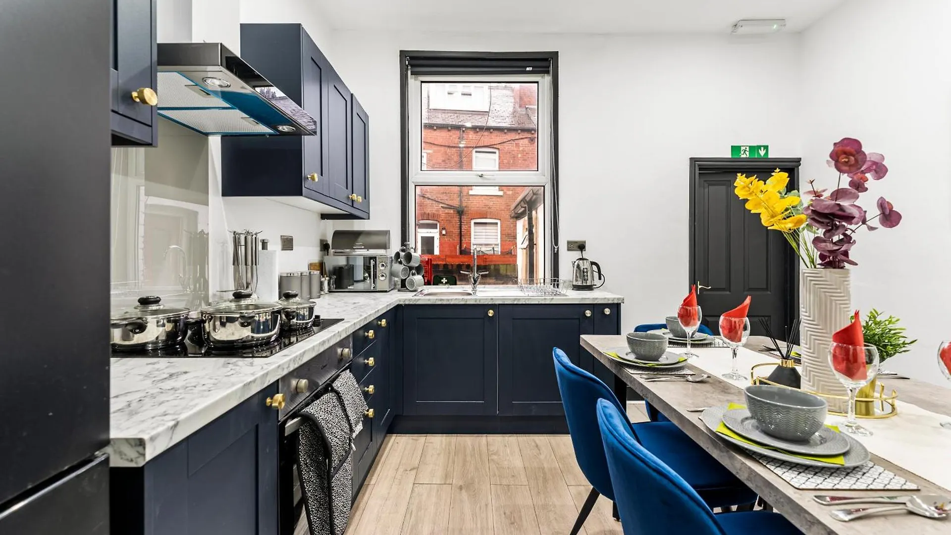 הוילה Stylish And Sleek 4 Bed House In Leeds - Parking בית נופש