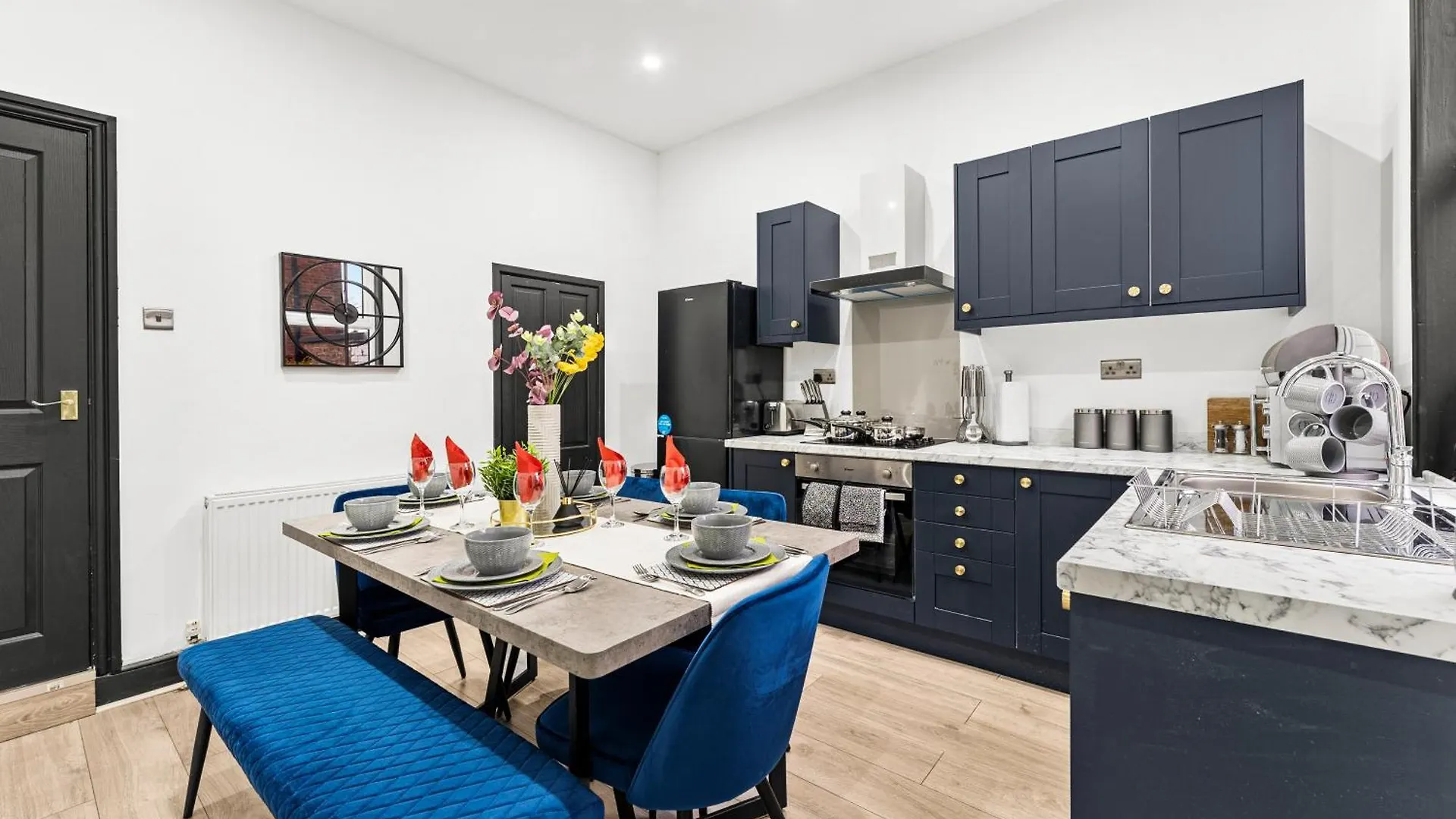 הוילה Stylish And Sleek 4 Bed House In Leeds - Parking בית נופש לידס