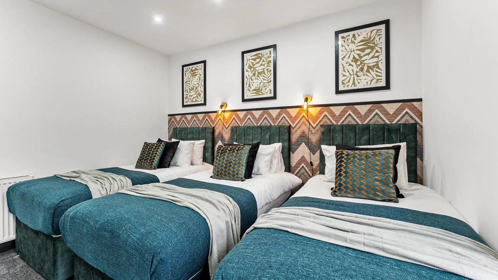 בית נופש הוילה Stylish And Sleek 4 Bed House In Leeds - Parking