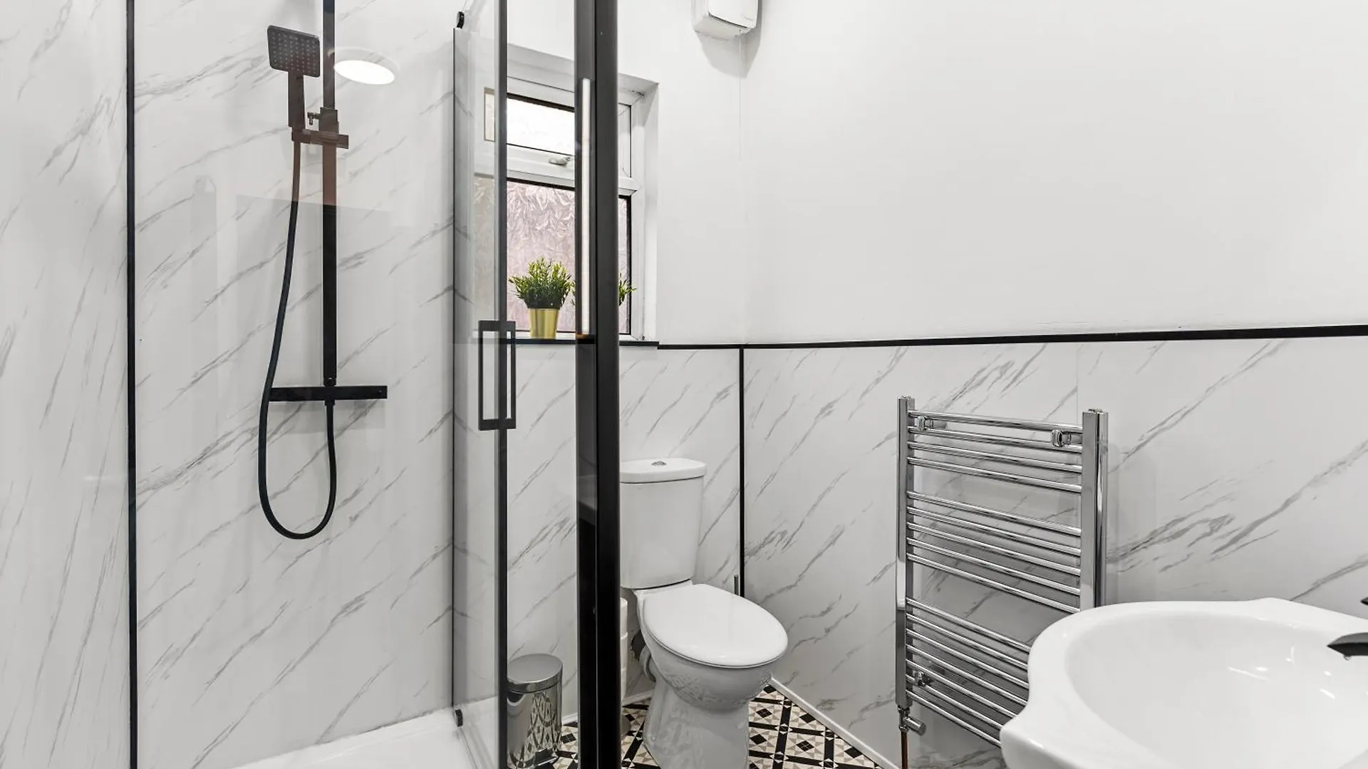 הוילה Stylish And Sleek 4 Bed House In Leeds - Parking 0*, לידס בריטניה