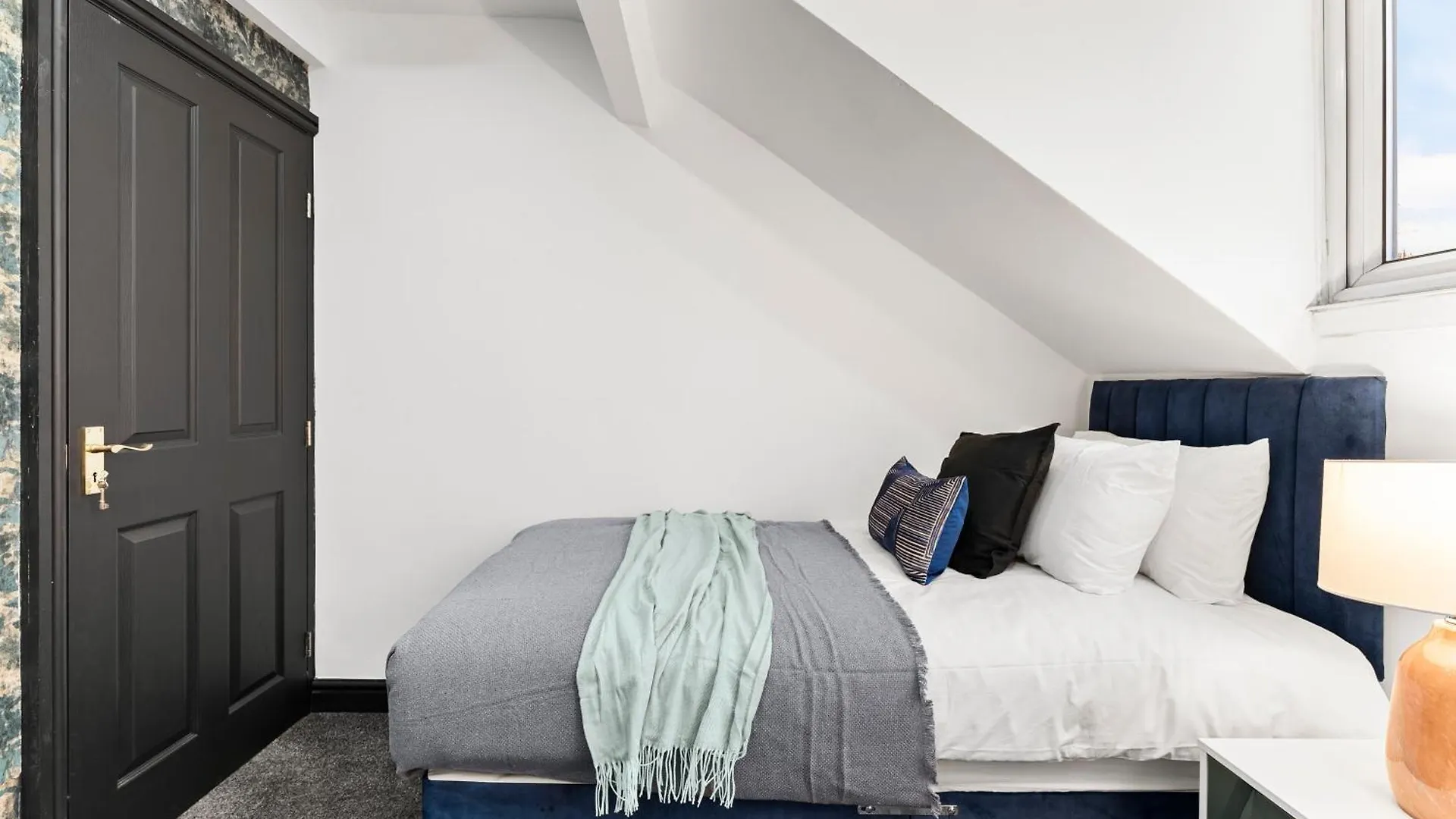 הוילה Stylish And Sleek 4 Bed House In Leeds - Parking