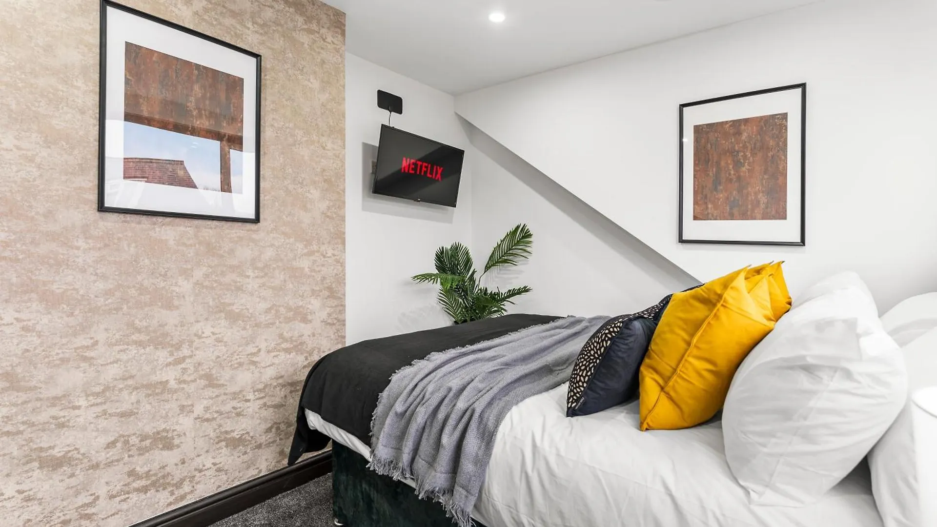 הוילה Stylish And Sleek 4 Bed House In Leeds - Parking