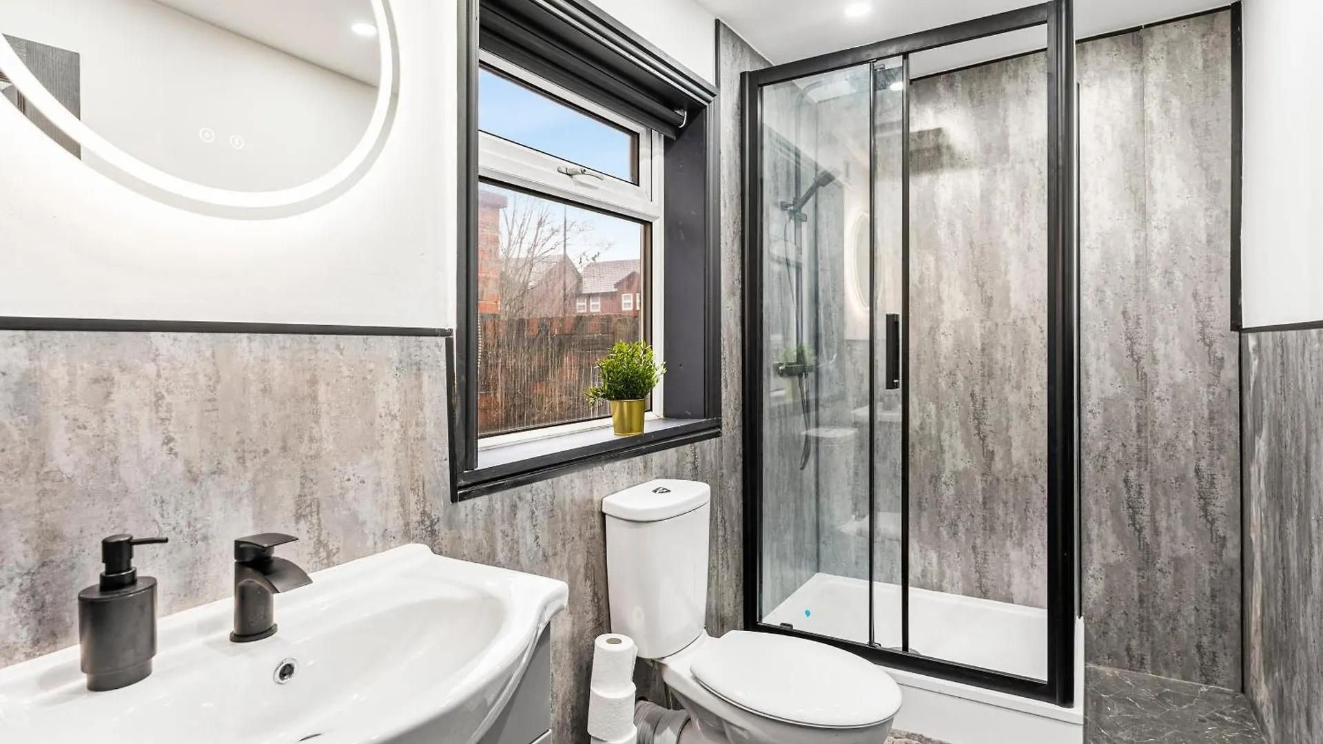 הוילה Stylish And Sleek 4 Bed House In Leeds - Parking בית נופש לידס
