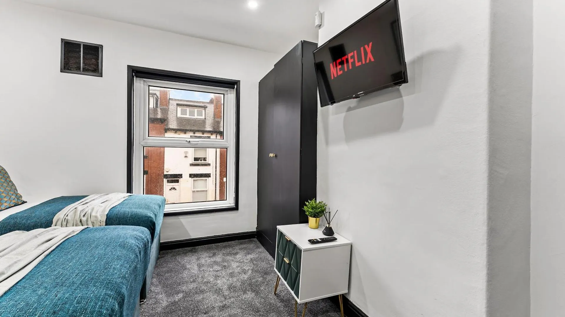 הוילה Stylish And Sleek 4 Bed House In Leeds - Parking בית נופש לידס