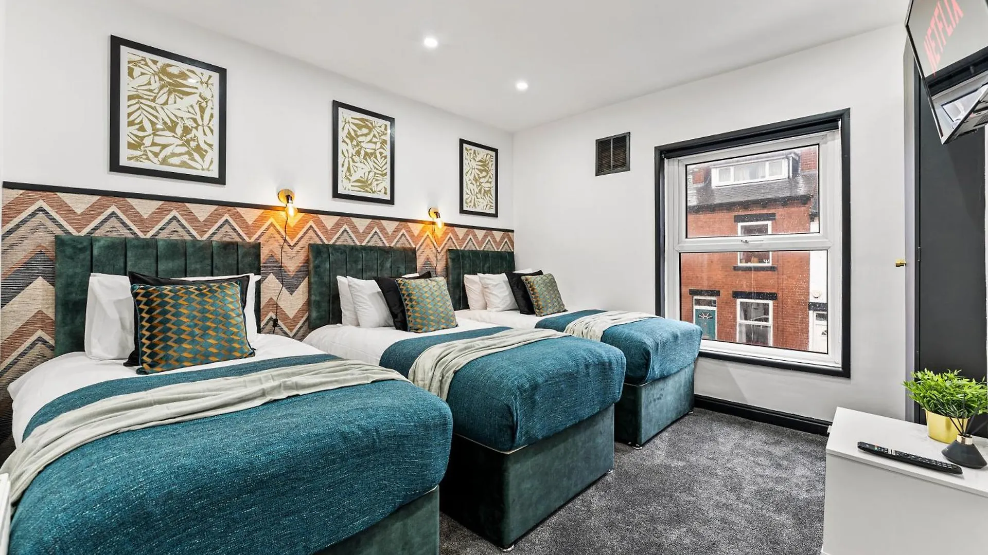 הוילה Stylish And Sleek 4 Bed House In Leeds - Parking לידס